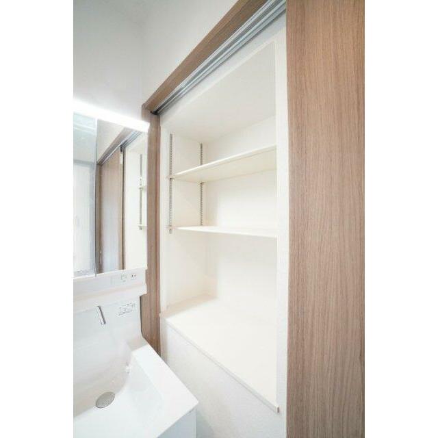 洗面所扉裏収納。生活感の出やすい物を扉裏に収納すれば、見た目がスッキリします♪※類似の参考画像です。