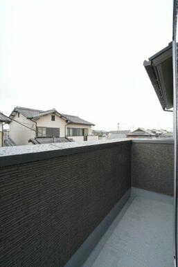 布団なども十分に干せる横幅のあるバルコニーです。 ※類似物件の参考画像です。