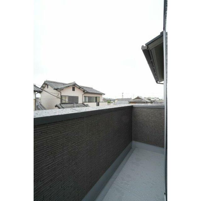 布団なども十分に干せる横幅のあるバルコニーです。 ※類似物件の参考画像です。