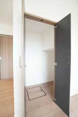 リビング収納。掃除用具などを収納するのに便利です♪※類似物件の参考画像です。