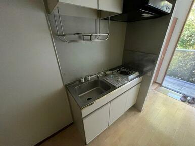 キッチンスペースには冷蔵庫・室内洗濯機置場があります。