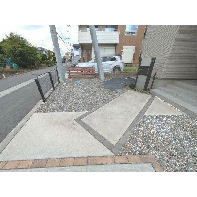 3台目も駐車可能で来客にも安心ですね。国産ミニバンサイズもOK！