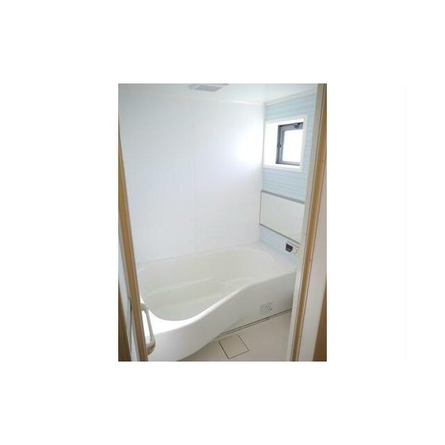 窓からの自然の光で明るいお風呂