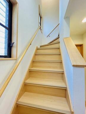 「階段」手すり付き階段で安心です