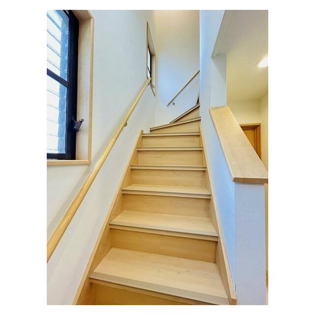 「階段」手すり付き階段で安心です