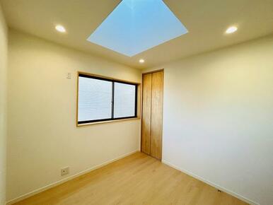 「洋室」2階約4.5帖洋室別角度の様子です