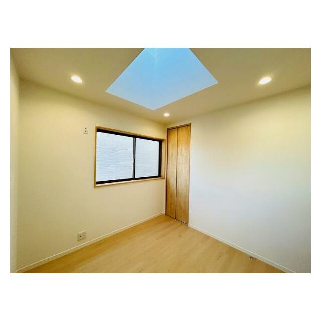 「洋室」2階約4.5帖洋室別角度の様子です