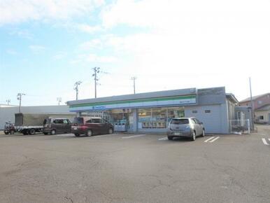 ファミリーマート鶴岡スタジアム前店まで徒歩約８分