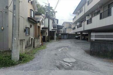 北側位置指定道路は通り抜けができないため車通りが少なくより静かな環境です。現地（2024年７月）撮影