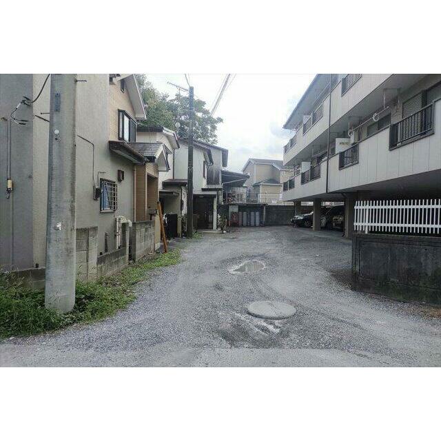 北側位置指定道路は通り抜けができないため車通りが少なくより静かな環境です。現地（2024年７月）撮影