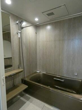 高級感のあるゴールドの浴槽！浴室乾燥機付きで雨の日の洗濯物も◎