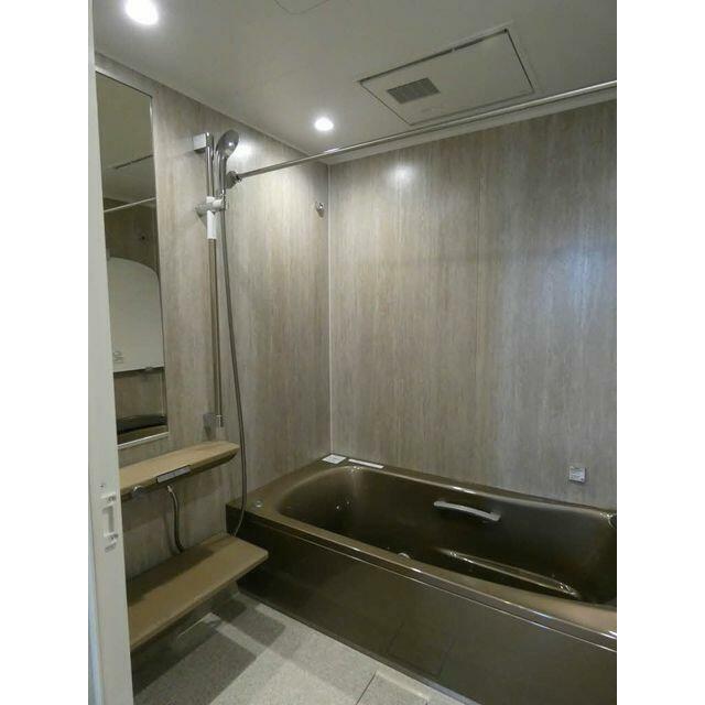 高級感のあるゴールドの浴槽！浴室乾燥機付きで雨の日の洗濯物も◎