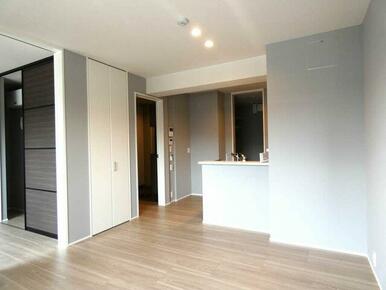 グレーの壁紙でシックな空間を演出！