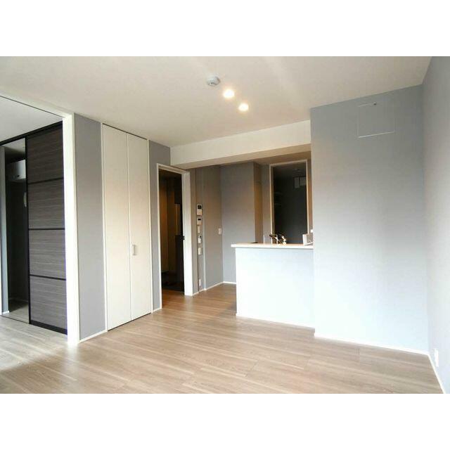 グレーの壁紙でシックな空間を演出！