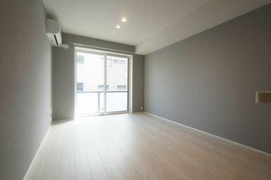 グレーのアクセントクロスを主としたスタイリッシュな内装です！天井にはダウンライトを施しております！