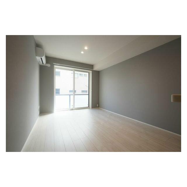 グレーのアクセントクロスを主としたスタイリッシュな内装です！天井にはダウンライトを施しております！