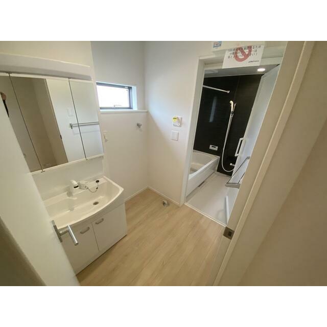 広々とした使いやすい洗面スペースです。三面鏡の裏にも収納あり☆