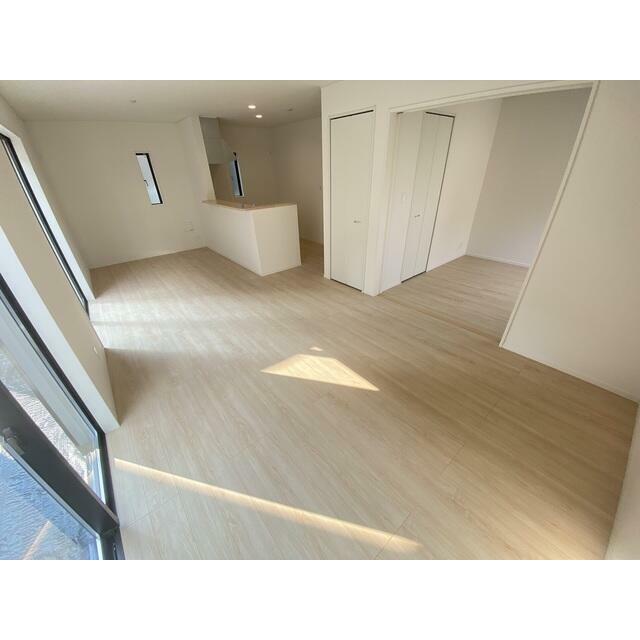 とっても明るいリビングです。 キッチンの奥の扉を開けると階段やお手洗い、洗面所、お風呂などがあります。