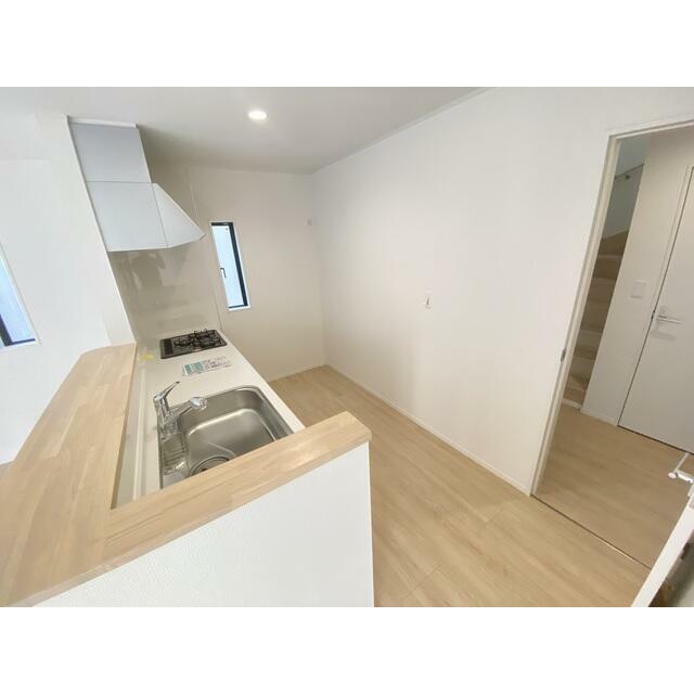 料理がしやすい広々キッチン！ 作業スペースにコンセントもあってとっても便利です♪ 毎日の料理も楽しくできそうですね。 大型スライド収納、床下収納付きで収納力豊富です。