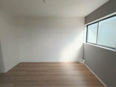 広い主寝室はベッドなどの大型の家具を設置しても圧迫感がなく自由度の高いコーディネートが可能です。
