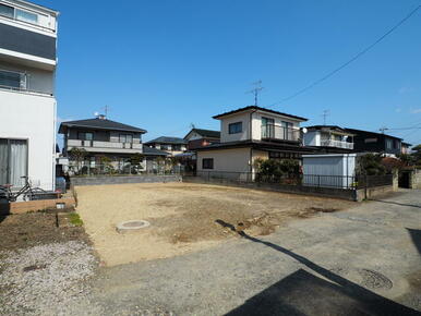 南西側からの画像です。南面道路で日当たり良好。建築条件無し。