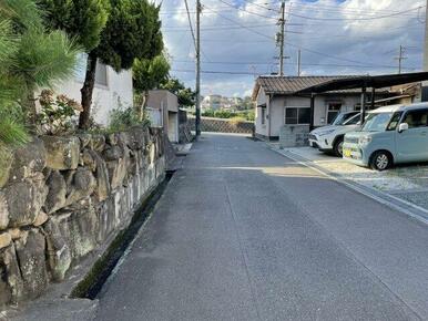 静かな住宅街の一角にあり、周囲は交通量も少ない、落ち着いた環境にあります。石垣や植栽があることで、プ
