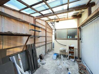勝手口裏のスペースです。、屋根がしっかりと設置されており、雨風を防ぎながらも外の空気を取り入れるこ