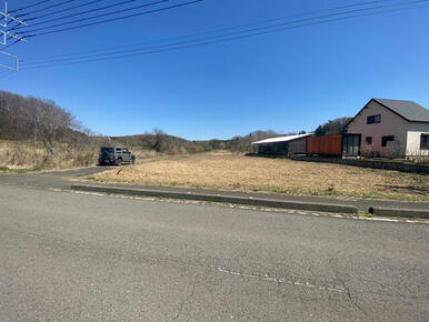 道路（町道）から土地を臨む