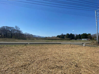 土地から道路（町道）を臨む