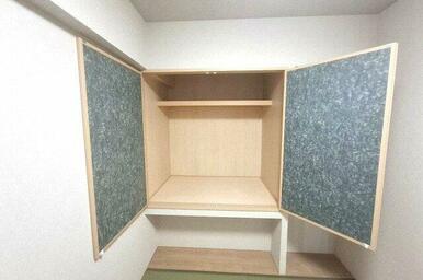 和室の吊り押入。開口部が広く出し入れしやすい観音開きの建具です。