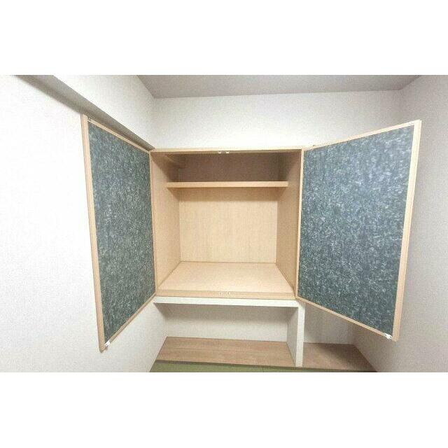 和室の吊り押入。開口部が広く出し入れしやすい観音開きの建具です。