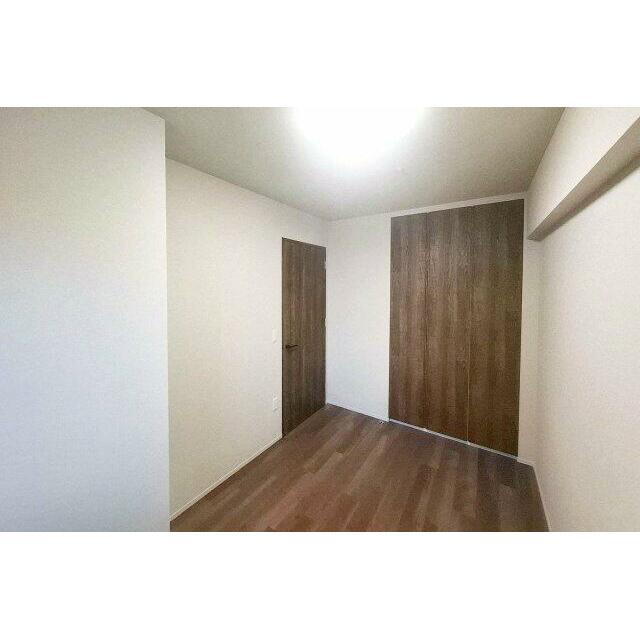 洋室約5帖。子供部屋や書斎などにおすすめです。