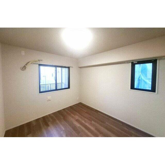 洋室約6.5帖。柱などの出っ張りがなくすっきりとした形状のお部屋です。