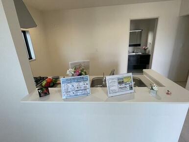 家具の配置で個性が光るリビング（1号棟）