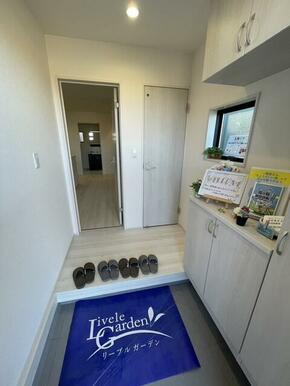 「いってきます」「ただいま」「おかえり」が聞こえそうな玄関（1号棟）