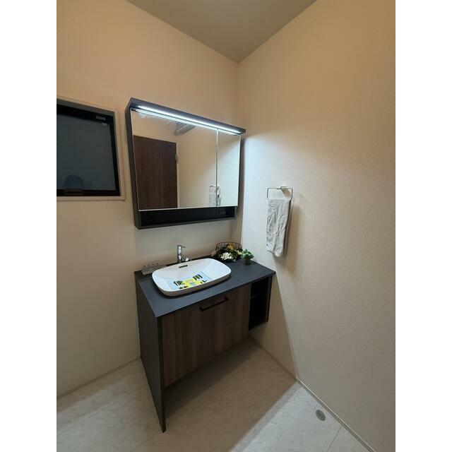 朝のお化粧から夜のスキンケアまで幅広く対応（1号棟）