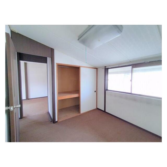 二階洋室（4.5帖）勾配天井になっています。