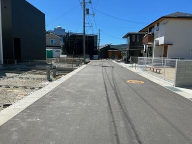 分譲地内公園前の道路