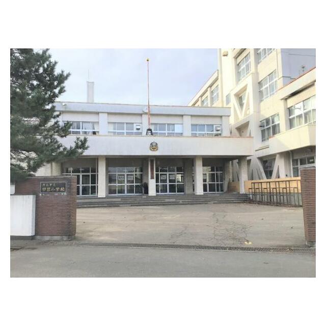 甲田小学校まで徒歩9分（約690ｍ～710ｍ）