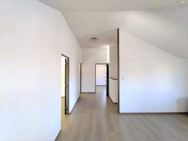 マルチスペース部分。カーペットからフローリングに変更しました。ちょっとした運動スペースに。