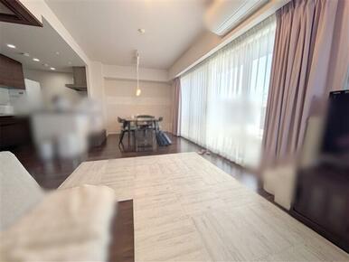 ダイニングとリビングをバランスよく配置でき、食事もくつろぎ時間ものびのび楽しめます。