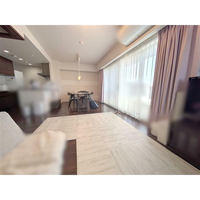 ダイニングとリビングをバランスよく配置でき、食事もくつろぎ時間ものびのび楽しめます。