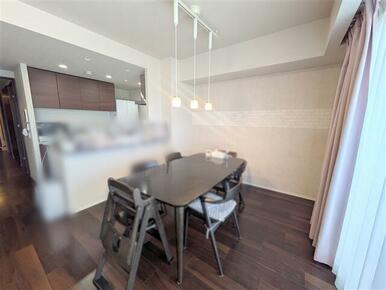 約17.2帖のLDK。対面キッチンなので、料理中も自然とコミュニケーションが生まれます。