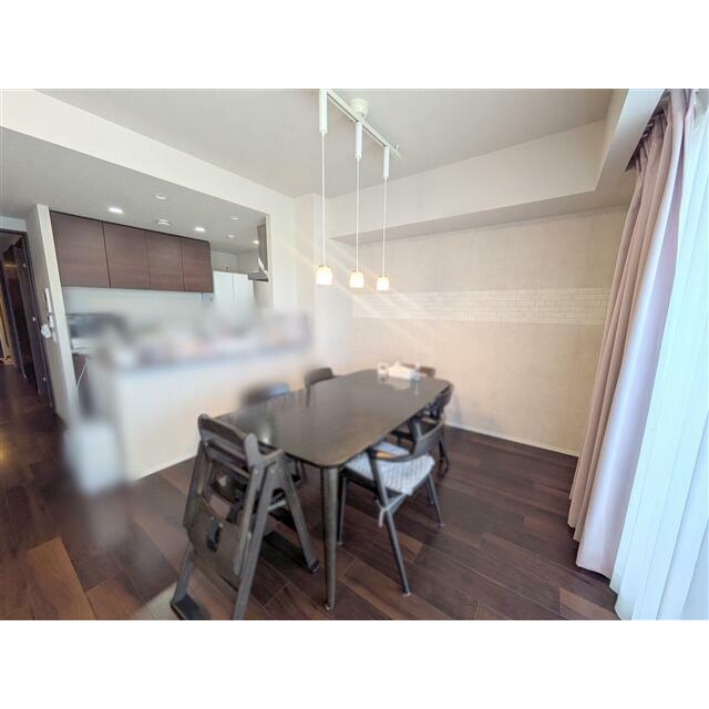 約17.2帖のLDK。対面キッチンなので、料理中も自然とコミュニケーションが生まれます。