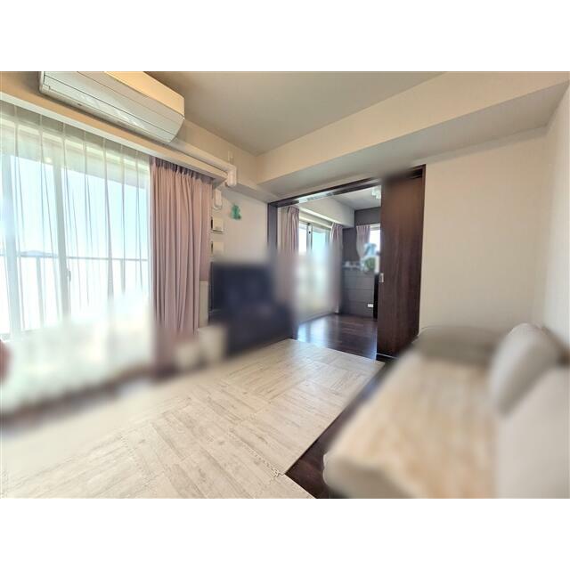 ダイニングとリビングをバランスよく配置でき、食事もくつろぎ時間ものびのび楽しめます。