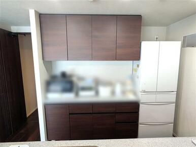 キッチン背面のカップボードです。冷蔵庫スペースもファミリー向けのものが余裕をもって設置できます。