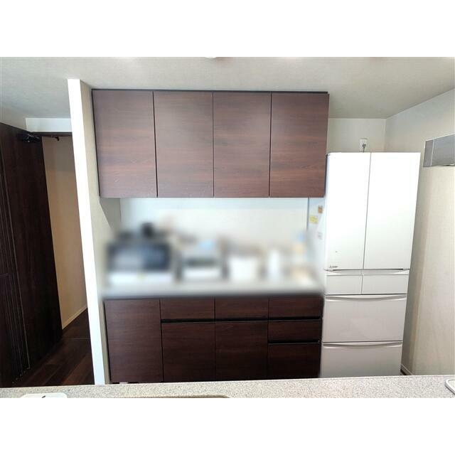 キッチン背面のカップボードです。冷蔵庫スペースもファミリー向けのものが余裕をもって設置できます。