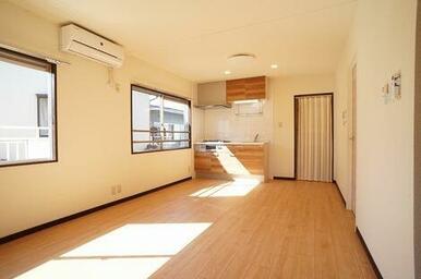 リノベーション工事（間取り変更）を終え２ＬＤＫに生まれ変わりました。ＬＤＫはドーンと大きな１間空間…