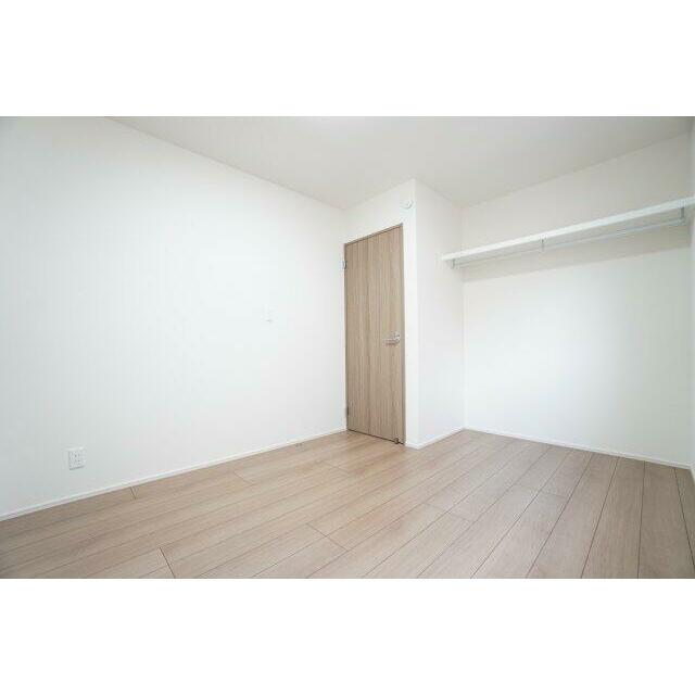 2階5.5帖洋室。 広々したオープンクローゼットを採用しています。
