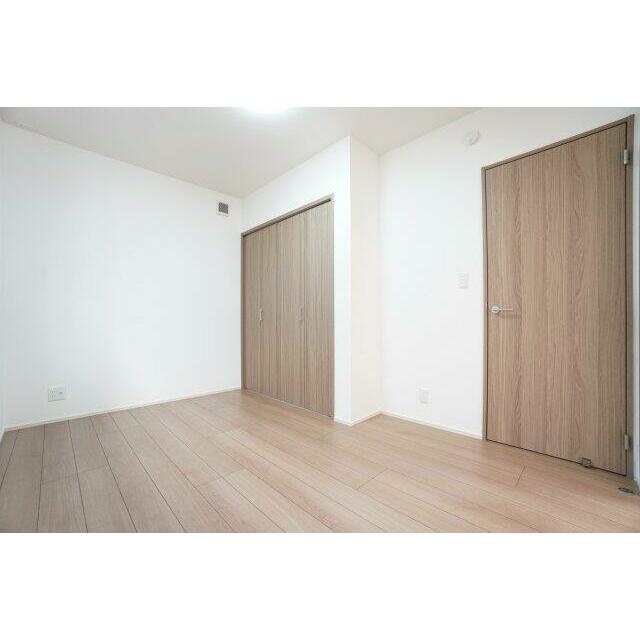 1階5.5帖洋室。小さなお子様を遊ばせる部屋や1階の寝室としても利用できます。